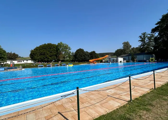 Geraeumige Im Gruenen شقة